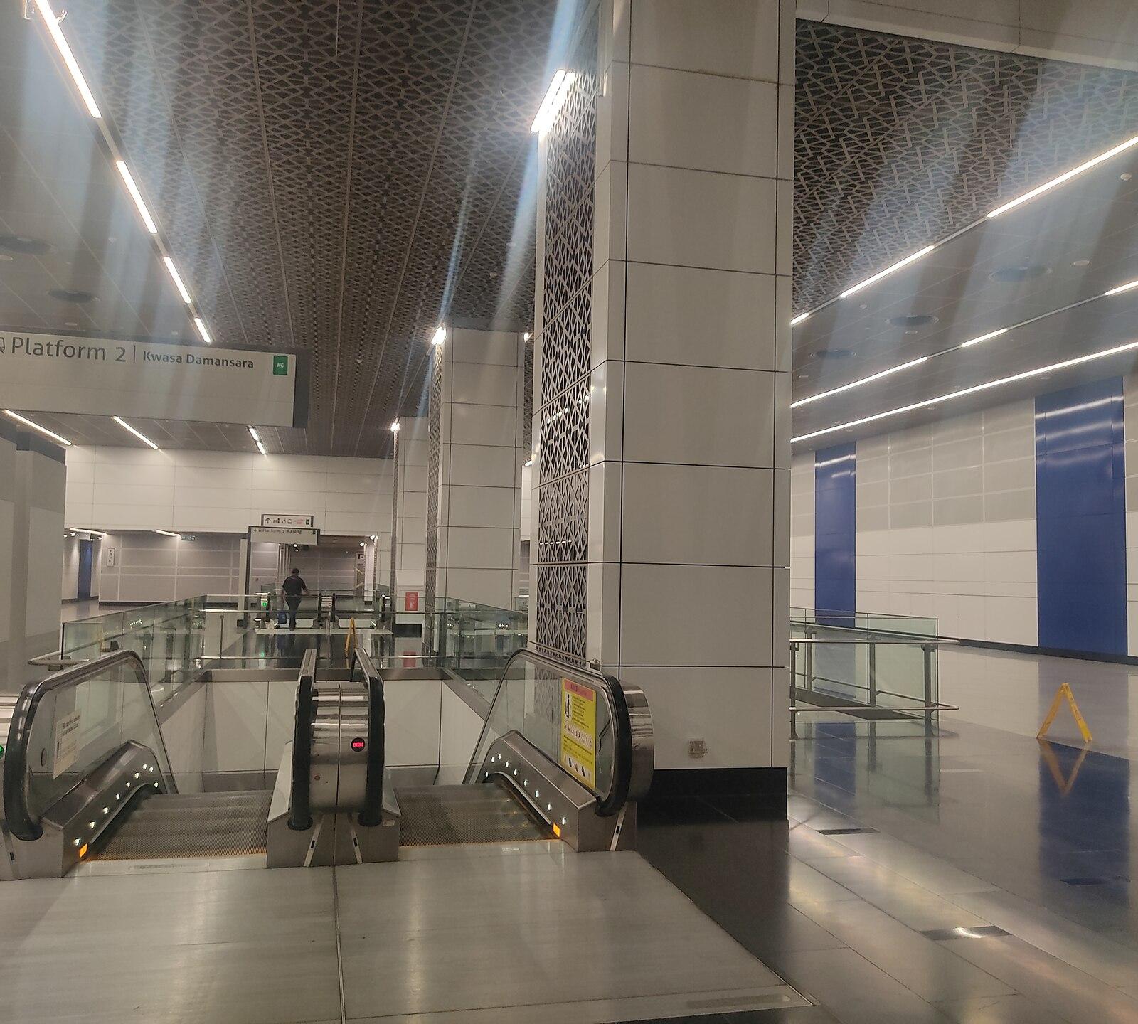 Tun Razak Exchange MRT Station concourse (220421)