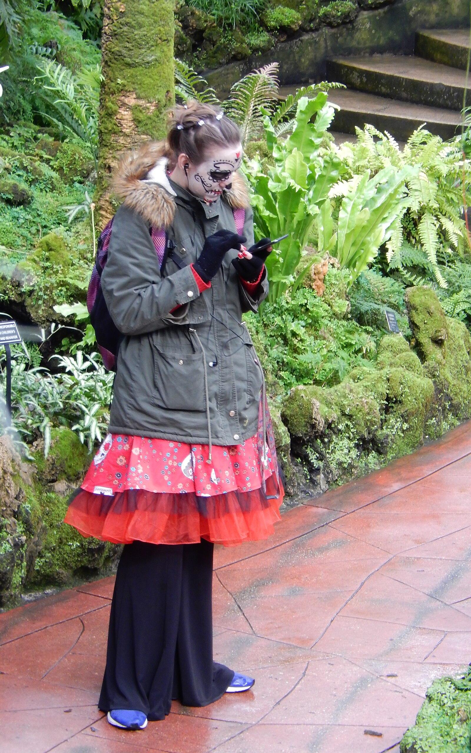 DSCN9620 Halloween dress in Lincoln Park Conservatory
